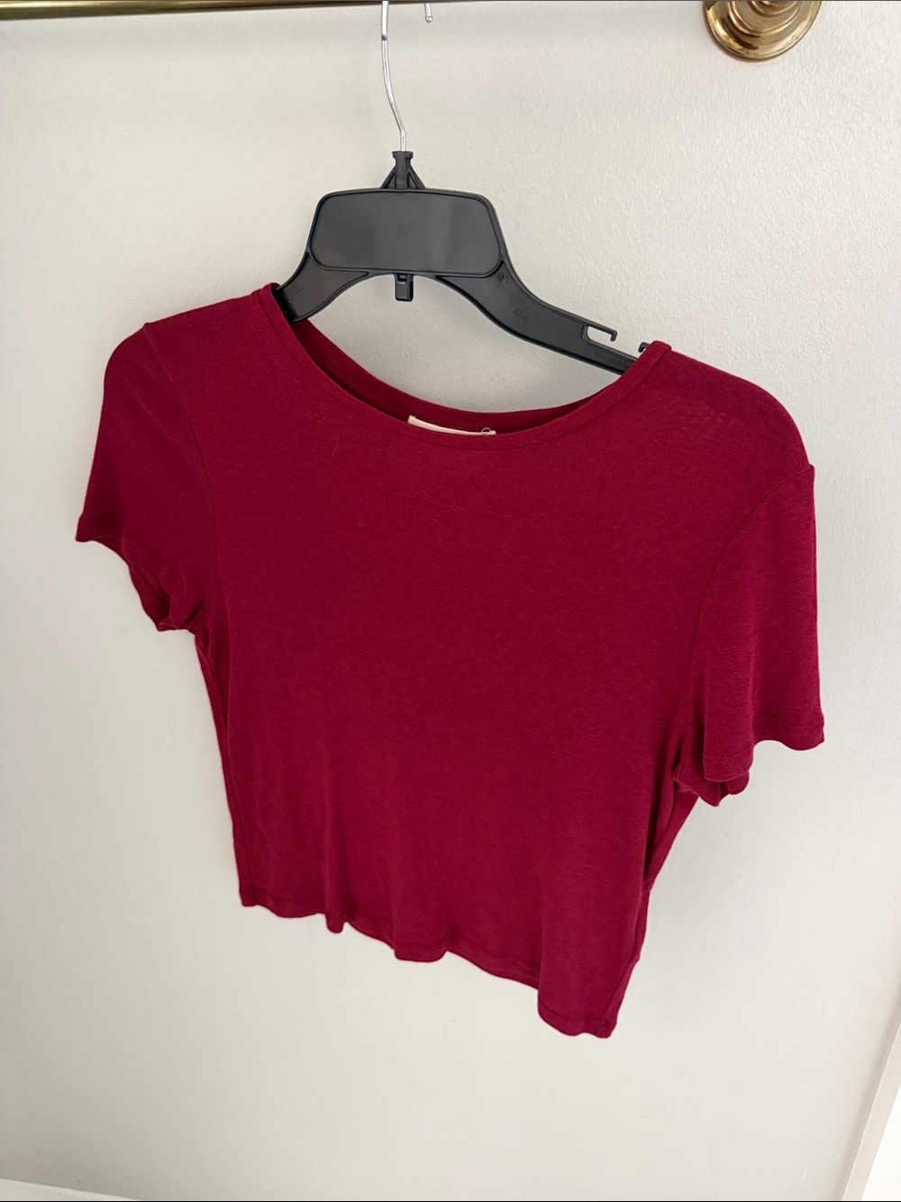 Alice + Olivia Short Sleeve Crewneck Tee in Burgundy